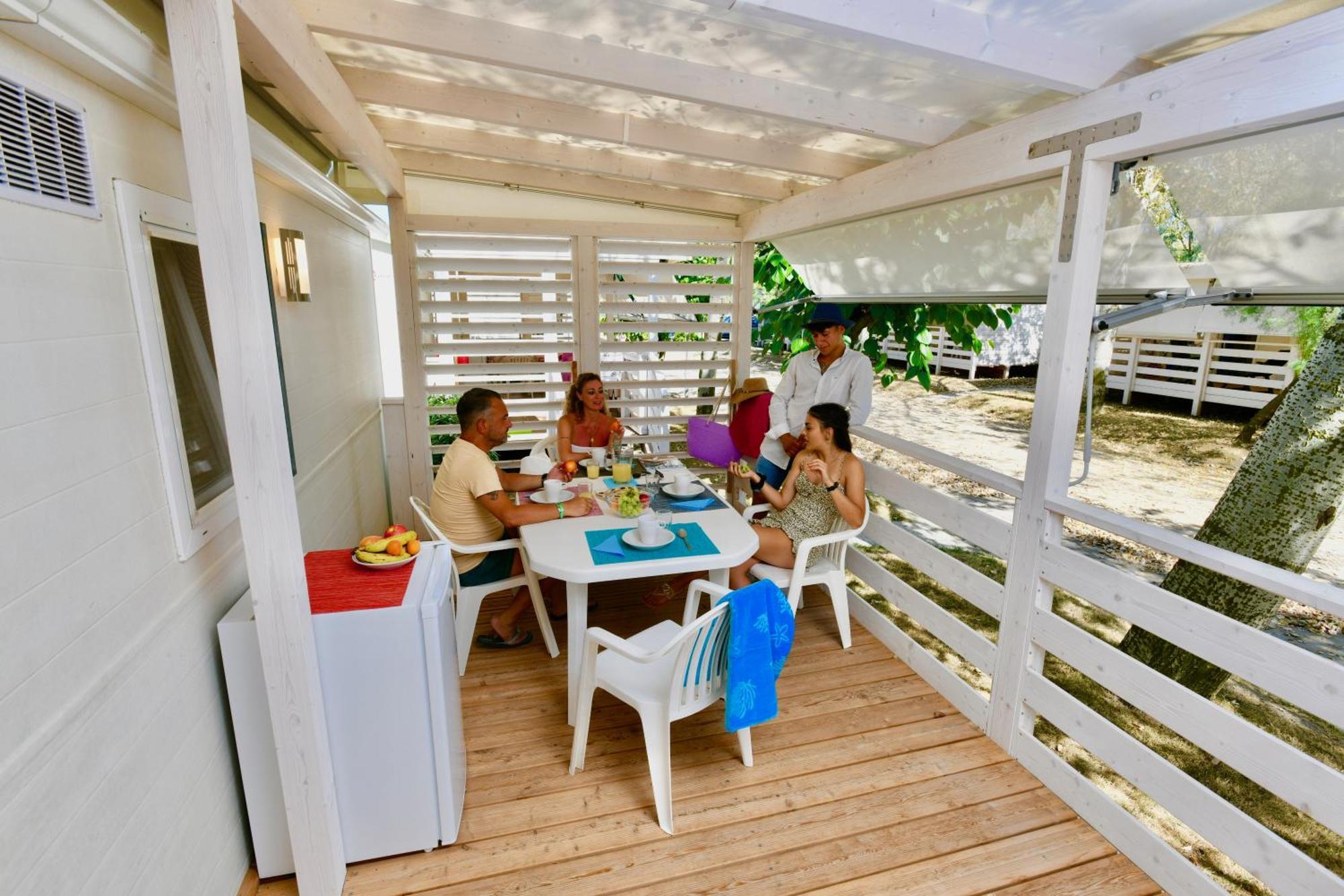 Barricata Holiday Village Скардовари Номер фото A family at a campsite in Italy