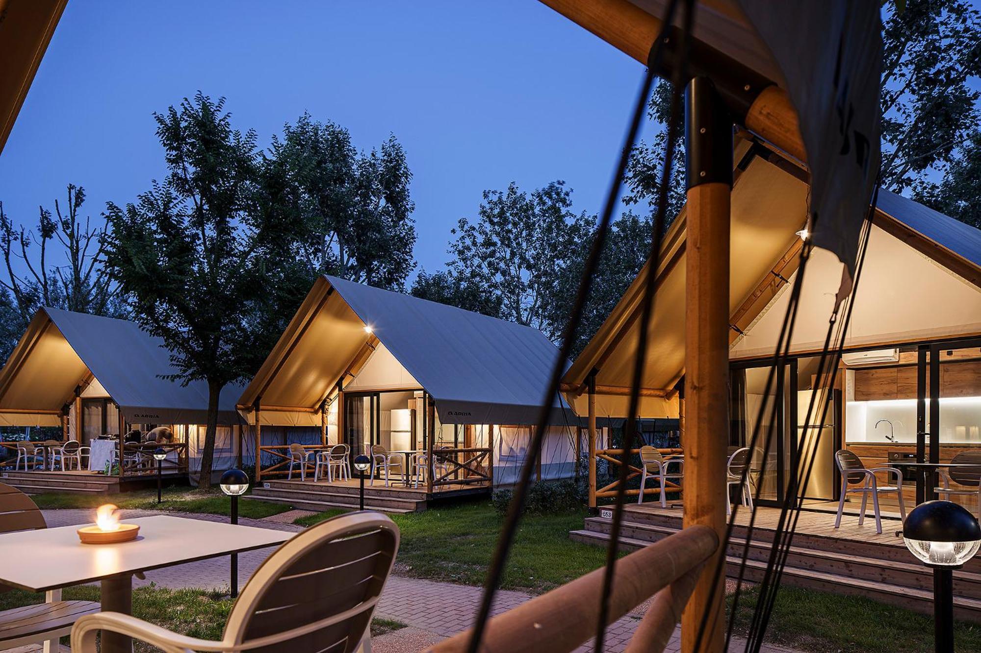 Barricata Holiday Village Скардовари Экстерьер фото The resort at night