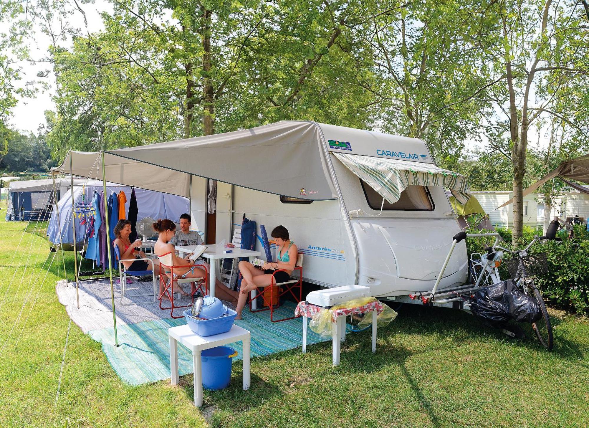 Barricata Holiday Village Скардовари Экстерьер фото A caravan with awning
