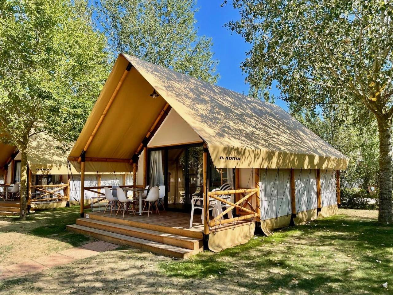 Barricata Holiday Village Скардовари Экстерьер фото A safari lodge in France