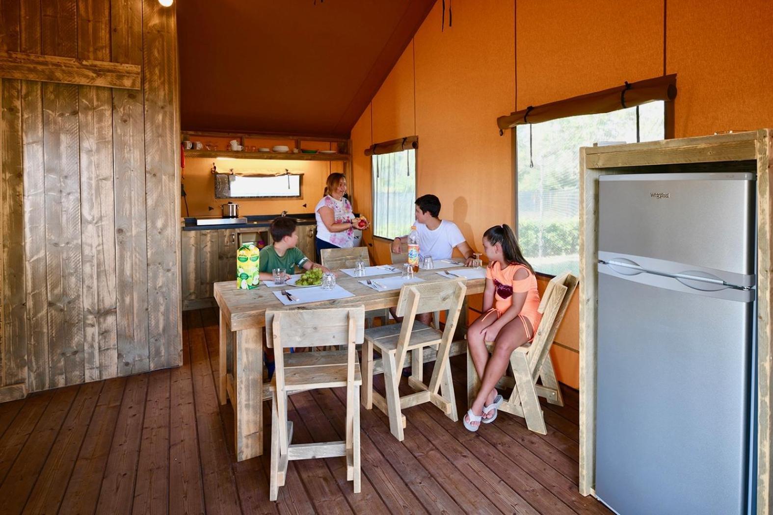 Barricata Holiday Village Скардовари Номер фото Interior of a mobile home
