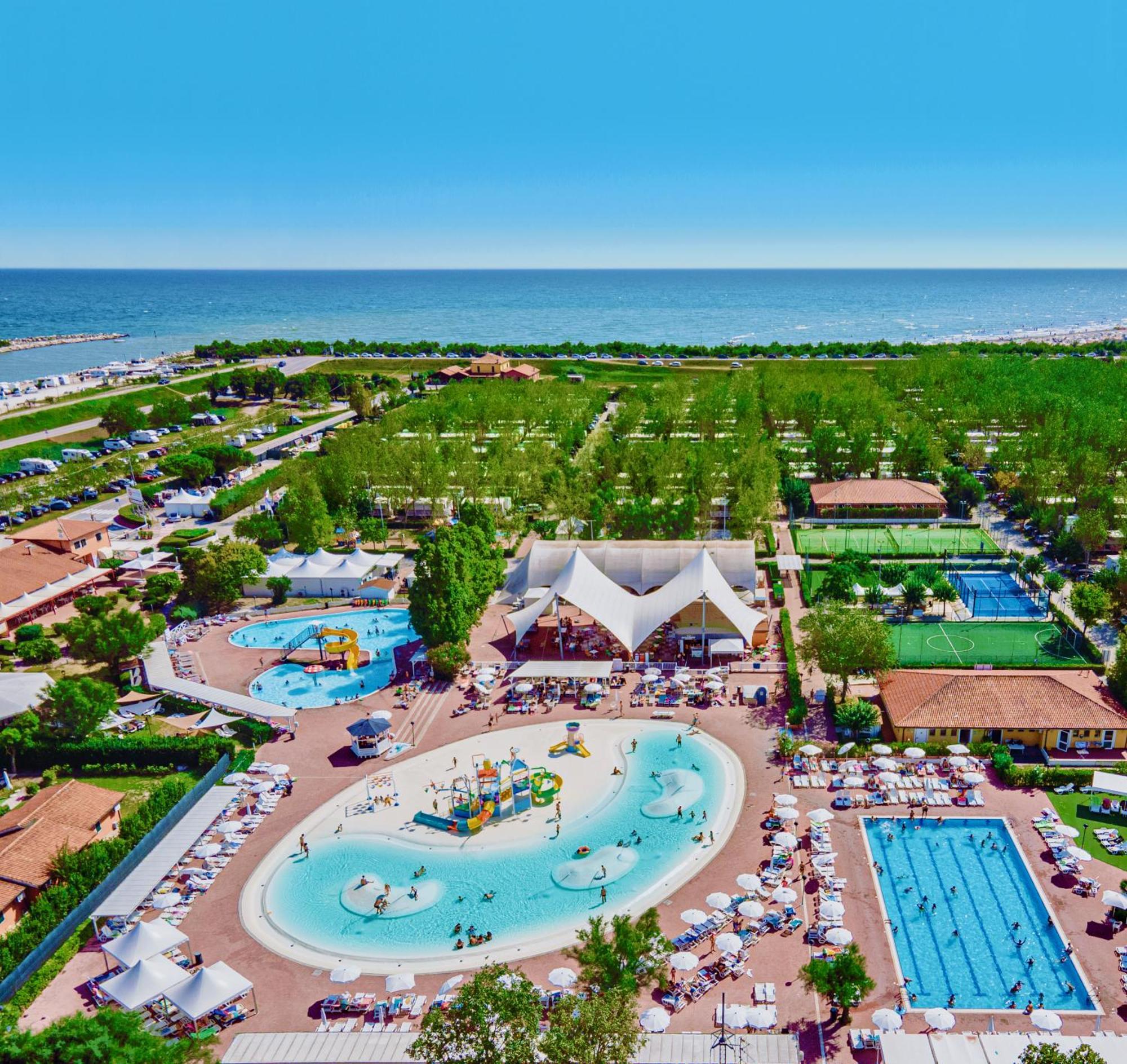 Barricata Holiday Village Скардовари Экстерьер фото Aerial view of the campsite