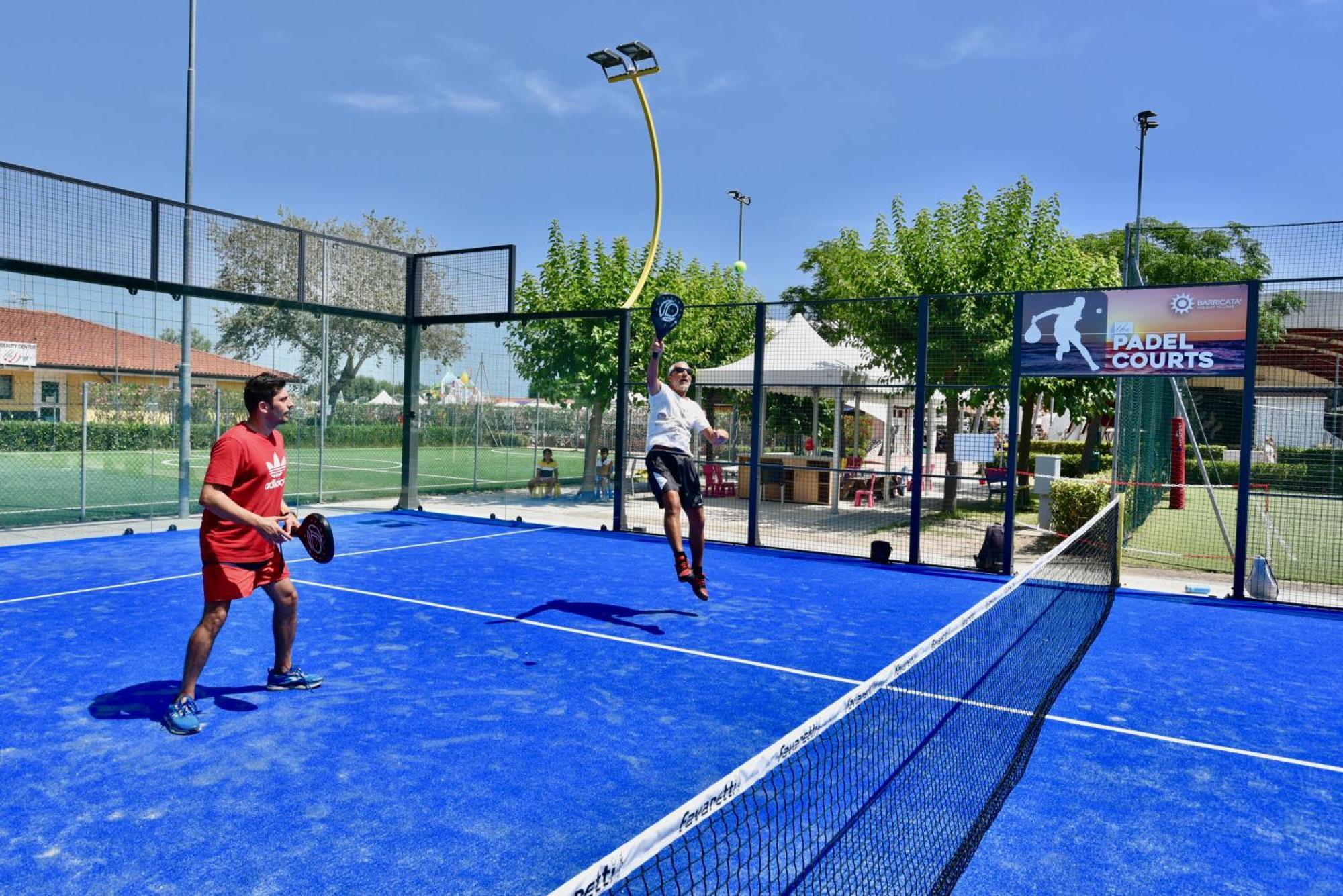Barricata Holiday Village Скардовари Экстерьер фото A paddle tennis court