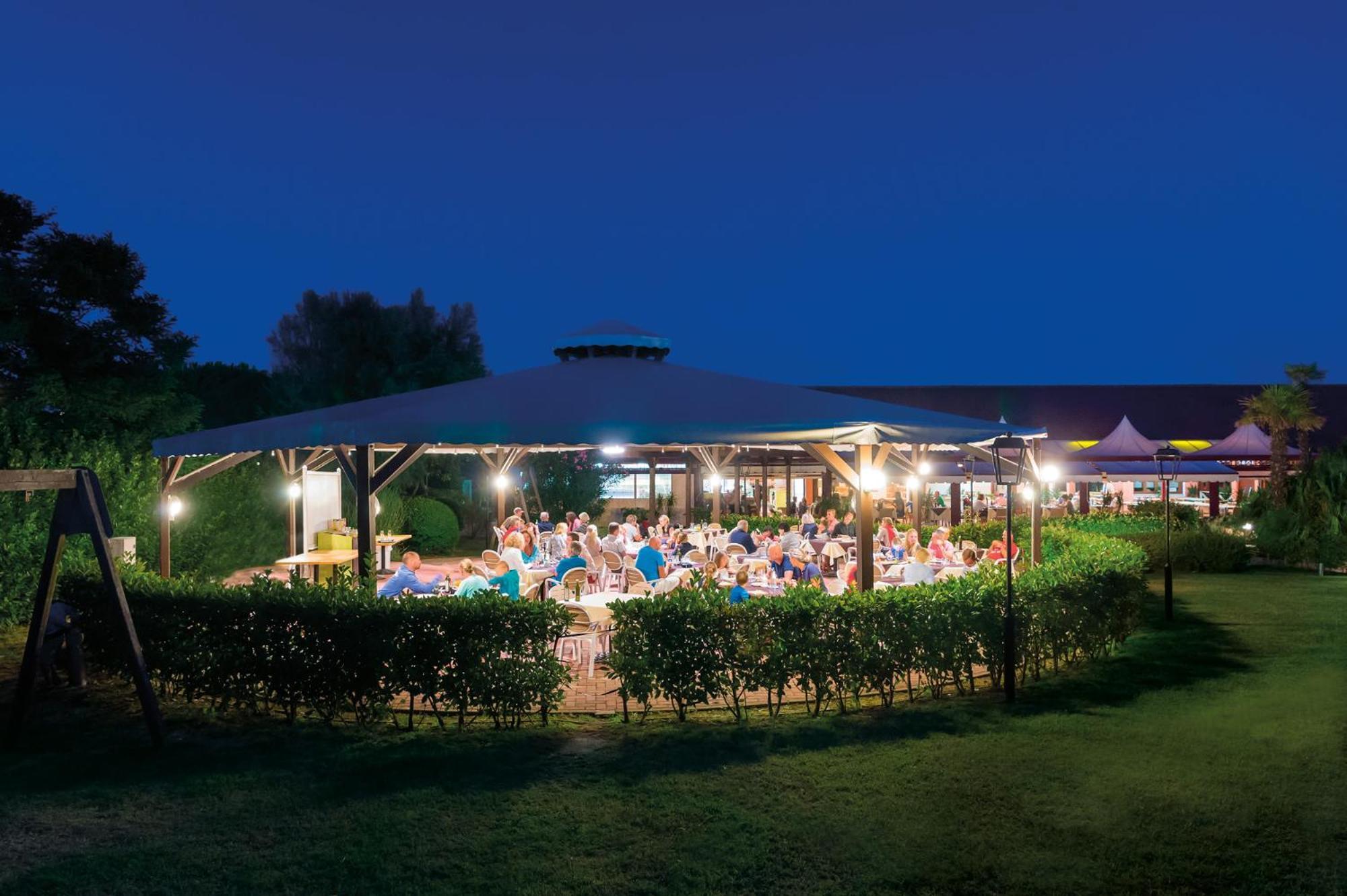 Barricata Holiday Village Скардовари Экстерьер фото The Village Green at night